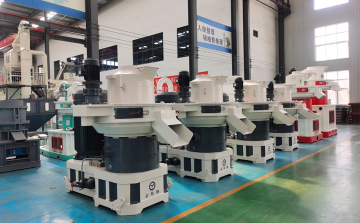 山東金格瑞顆粒機廠家負責免費提供制粒生產(chǎn)線方案，為每一位客戶進行試機；產(chǎn)品使用中，我們給客戶提供“保姆式”服務(wù)，定期進行電話回訪，定期進行現(xiàn)場專訪；讓您在產(chǎn)品使用過程中，放心、安心、舒心